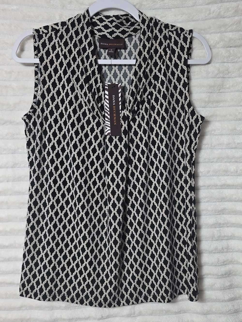 0266 Dana Buchman Black and‎ Ivory Geometric Sleeveless V-Neck Top